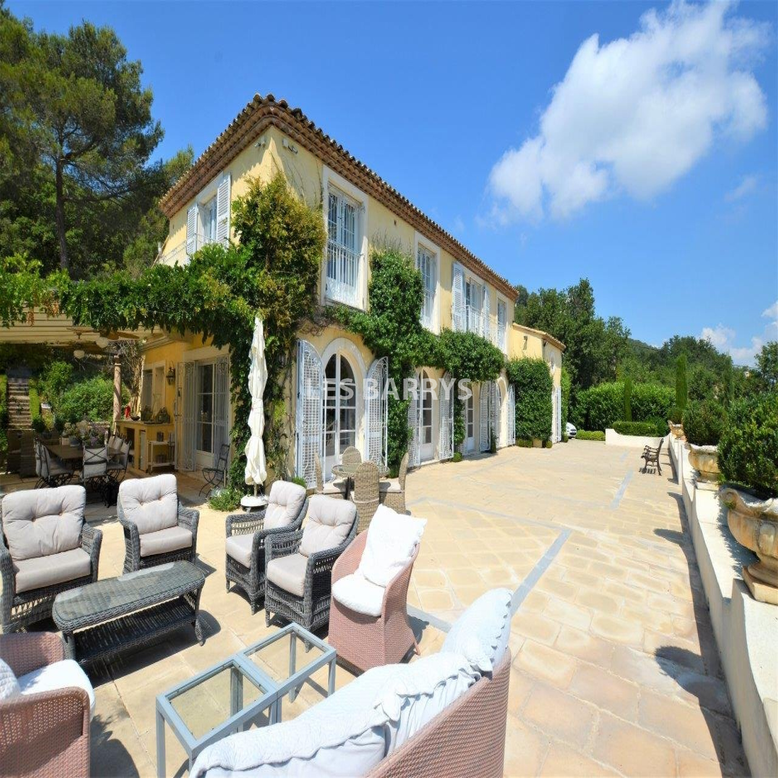 vente Gassin à vendre superbe villa 4 chambres, piscine à débordement